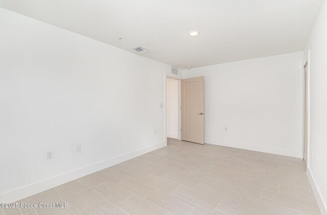 Building Photo - 1605 Par St NE