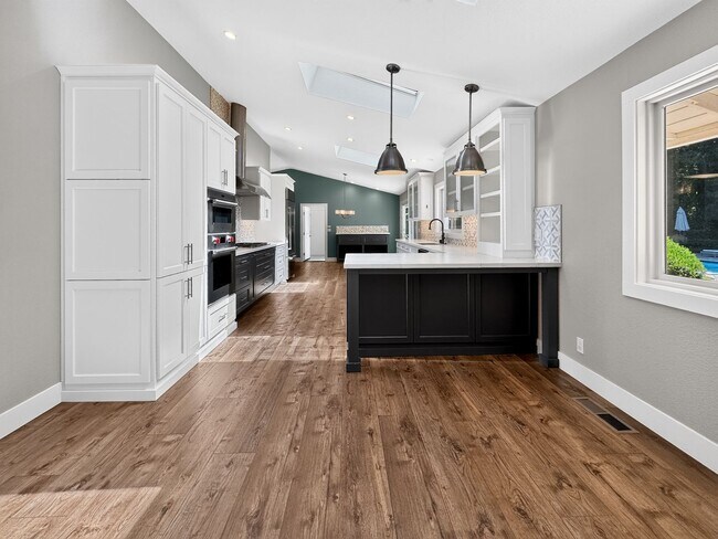 Building Photo - Gorgeous 4 Bedroom PLUS Spacious Bonus Room with Pool in Desired Alamo Neighborhood Available Now!