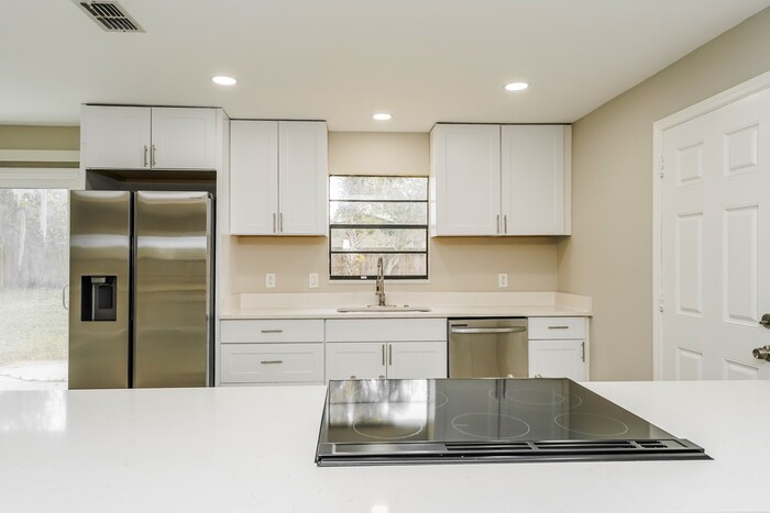 Building Photo - 3409 Silver Palm Dr