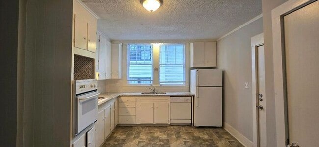 Building Photo - Available Now! Charming 1-Bedroom, 1-Bath ...