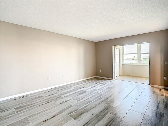 Building Photo - 4575 Cove Cir