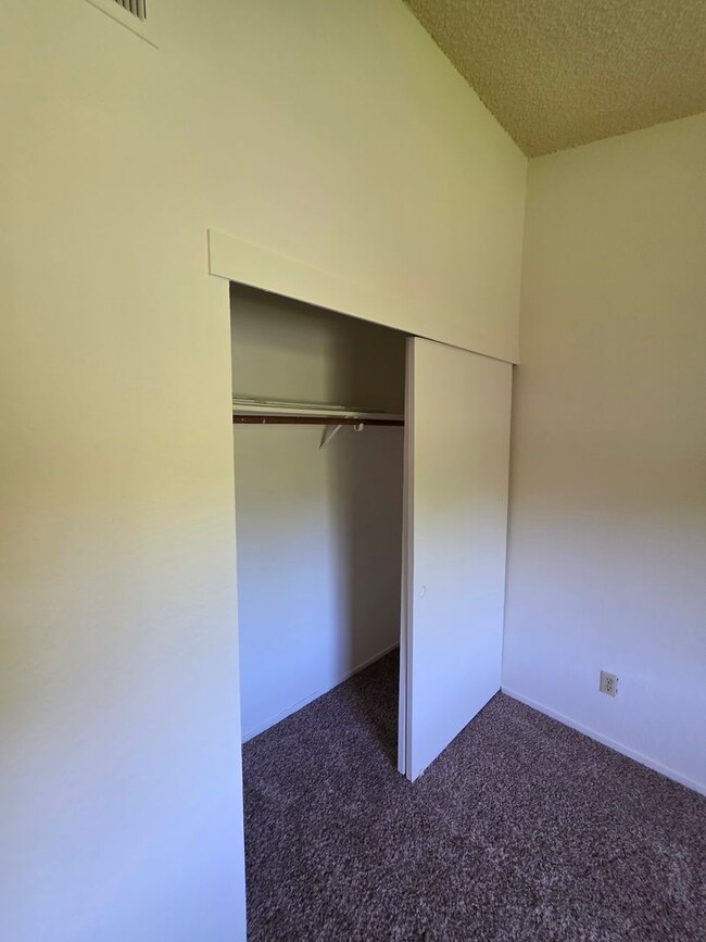 Building Photo - Charming 2-Bedroom Condominium with Scenic...