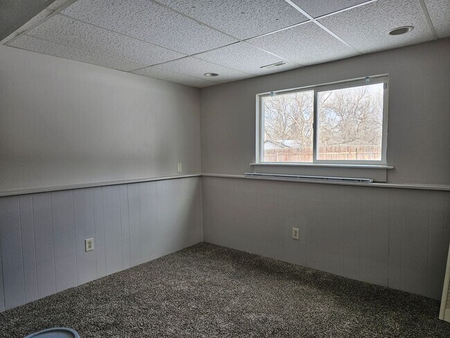 Building Photo - 4 Bedroom Bi Level with Large Yard and 2 Car Garage