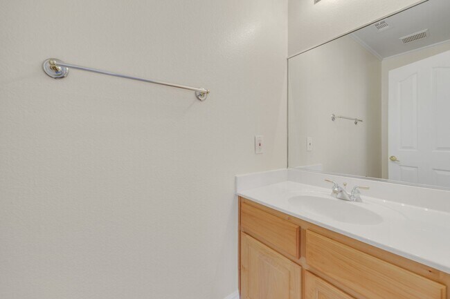 Building Photo - Gorgeous home with new flooring throughout and a Community Pool!