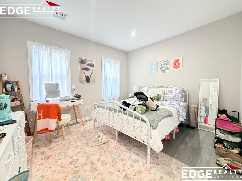 Building Photo - 10 Long Ave