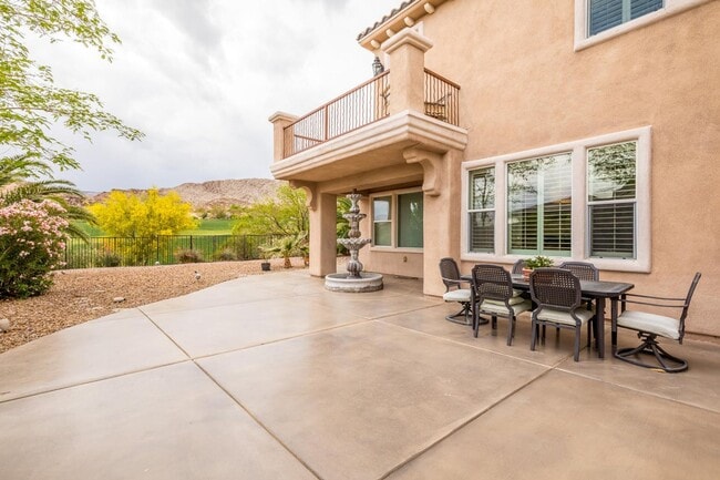 Building Photo - Live The Red Rock Country Club Lifestyle!!