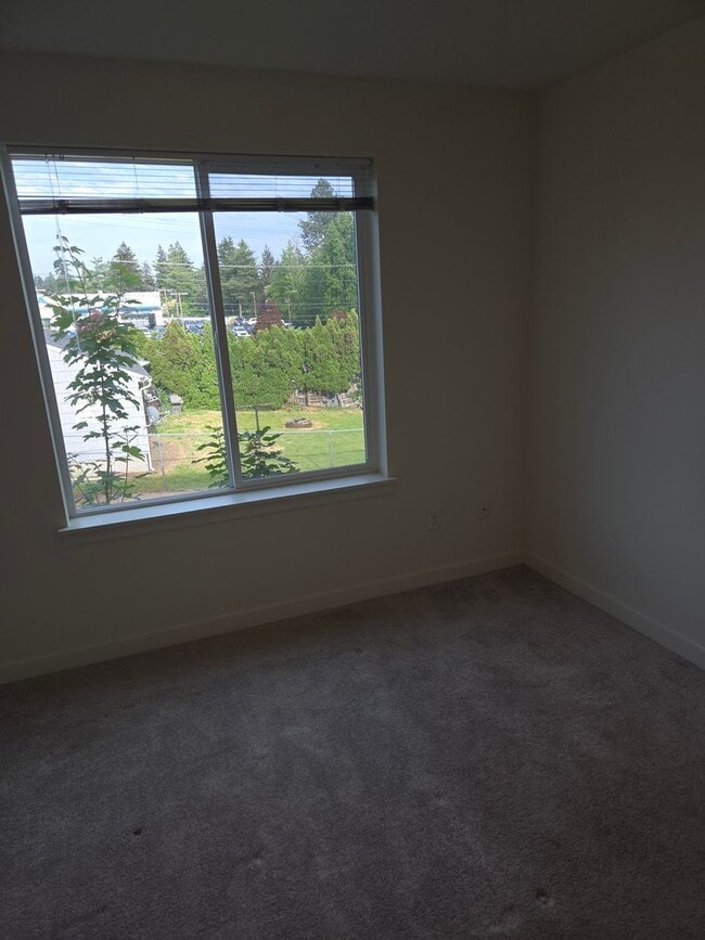 Building Photo - Sleek & Chic! 2 level 2 Bed/1.5 ba 814 Sf