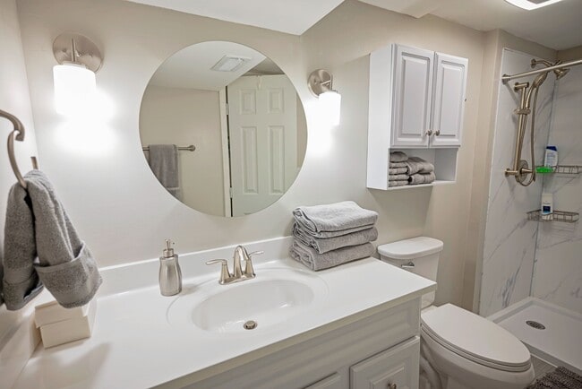 Building Photo - 413 SE Lana Ct