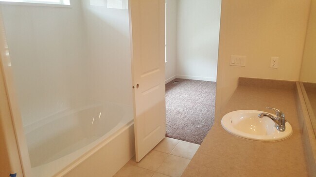 Building Photo - Spacious 3-Bedroom, 2.5-Bath Home in Cente...