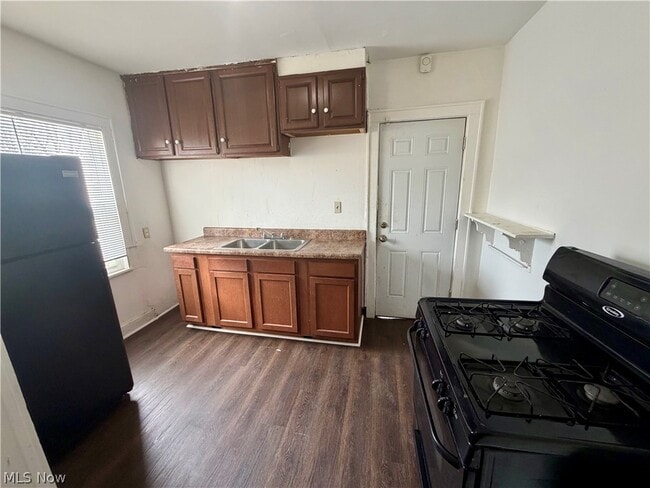 Building Photo - 578 Hoye Ave
