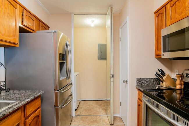 Building Photo - Well-maintained Pensacola Condo with Community Pool & Central Location