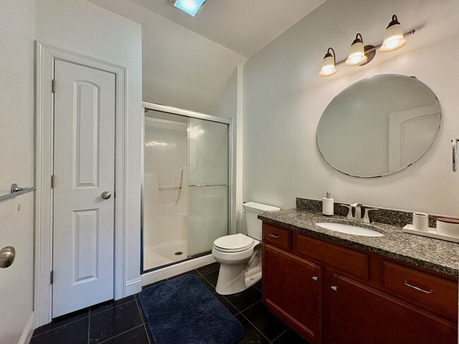 Building Photo - Charming 2-Bedroom Townhouse For Rent in L...