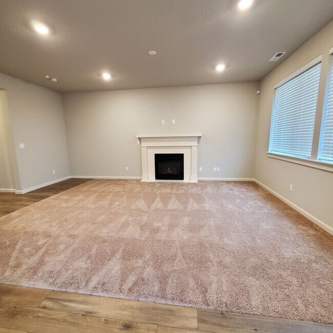 Building Photo - New 3 bedroom 2 bath home in Albany, Easy drive to Corvallis, Lebanon or I-5