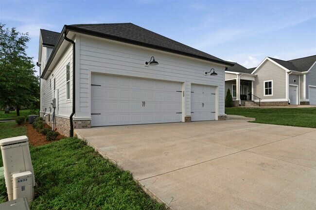 Building Photo - 633 Village Way