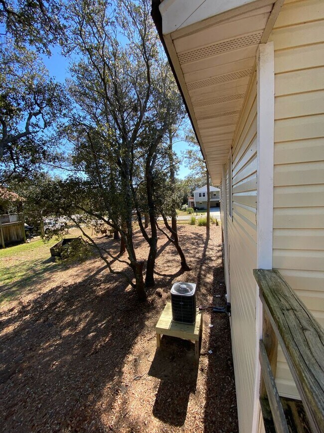 Building Photo - Centrally located home at Milepost 6