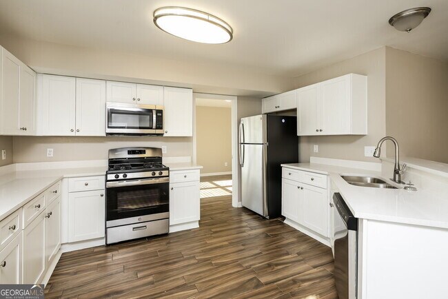 Building Photo - 655 Suwanee Lakes Cir NW