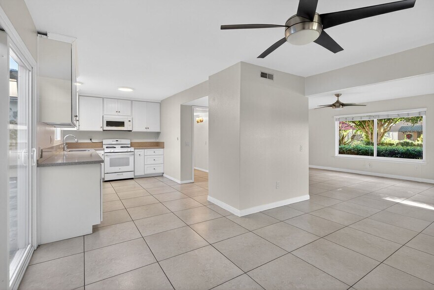 Primary Photo - 2884 La Salle Ave