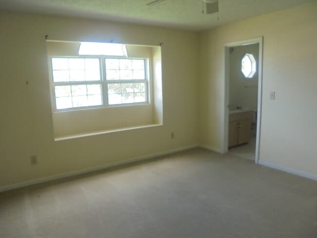 Building Photo - 100 Shara Dr