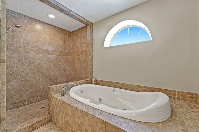 Building Photo - Incredible Home A Block off of Biloxi Beach!