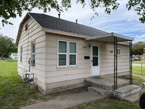 Building Photo - 1124 N Eisenhower Dr