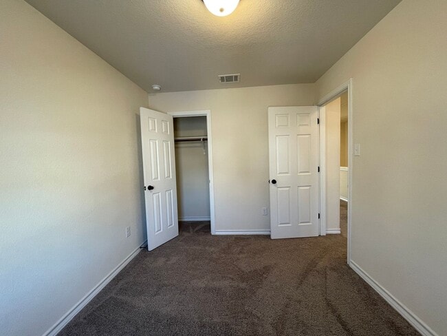 Building Photo - Town home for rent