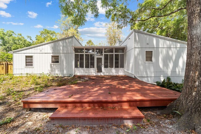 Building Photo - Beautifully Renovated 3 Bed 2 Bath Home in...
