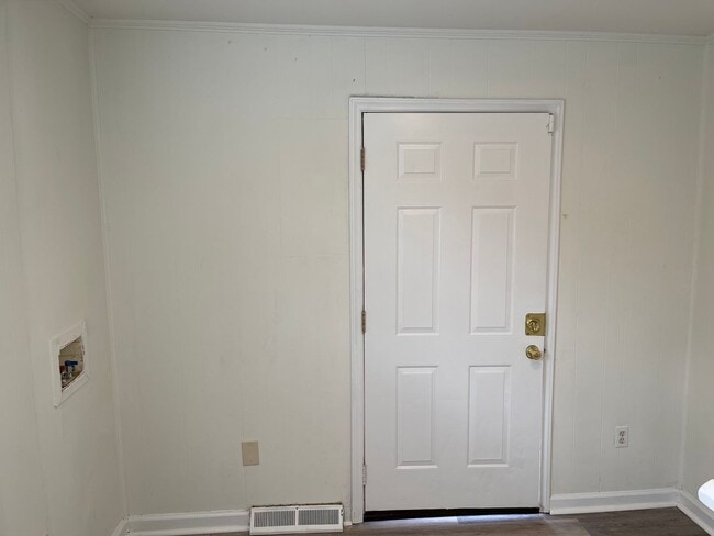 Building Photo - Available Now! 3 Bed/1 Bath in Enderly Park!