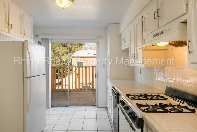 Building Photo - 1800 Glorieta St NE