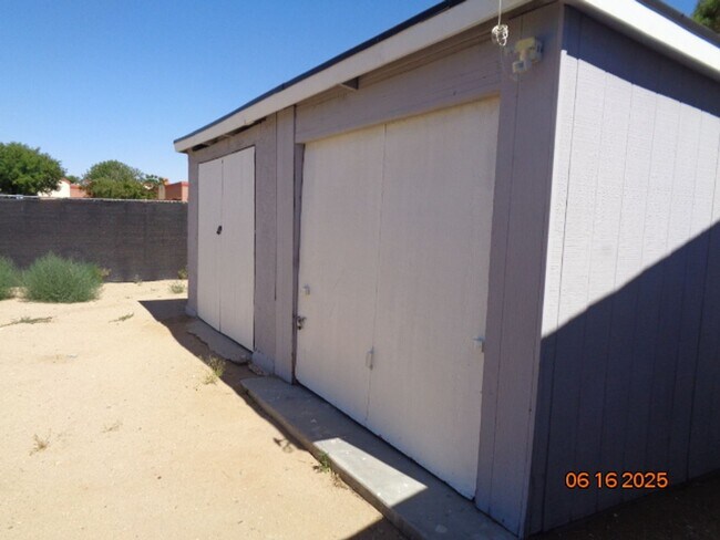 Building Photo - Cute and Cozy Ranch Style Home in East Lan...