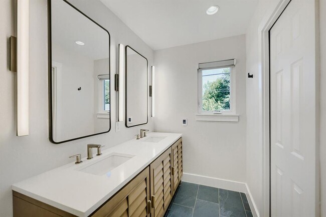 Building Photo - 5503 Wellington Dr