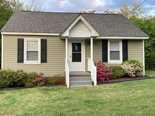 Building Photo - Adorable Bungalow with 2BR/1BA in Greer - desirable neighborhood in Greenville County - close to ...