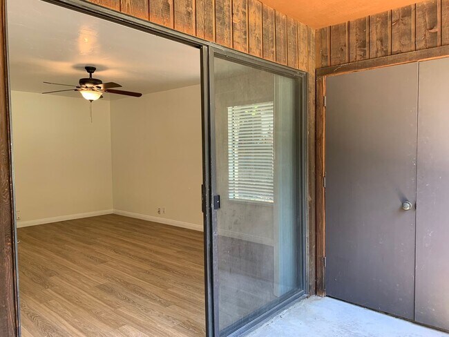 Building Photo - UPDATED2 Bed/2 Bath Alpine Oaks Condo