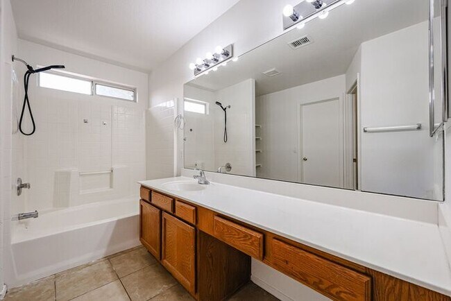 Building Photo - Charming 3-bedroom, 2-bathroom home locate...