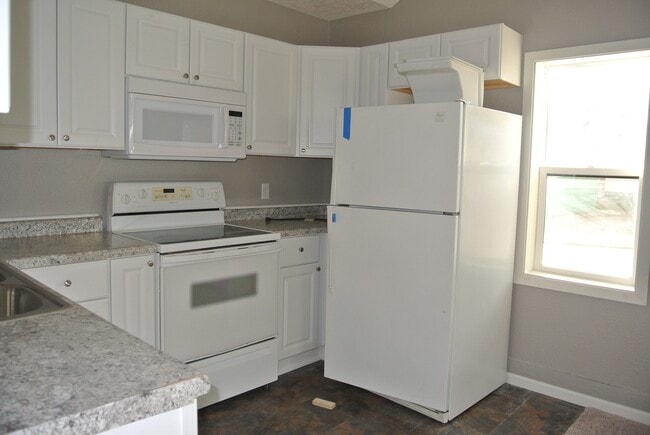 Building Photo - 2 Bedroom House!