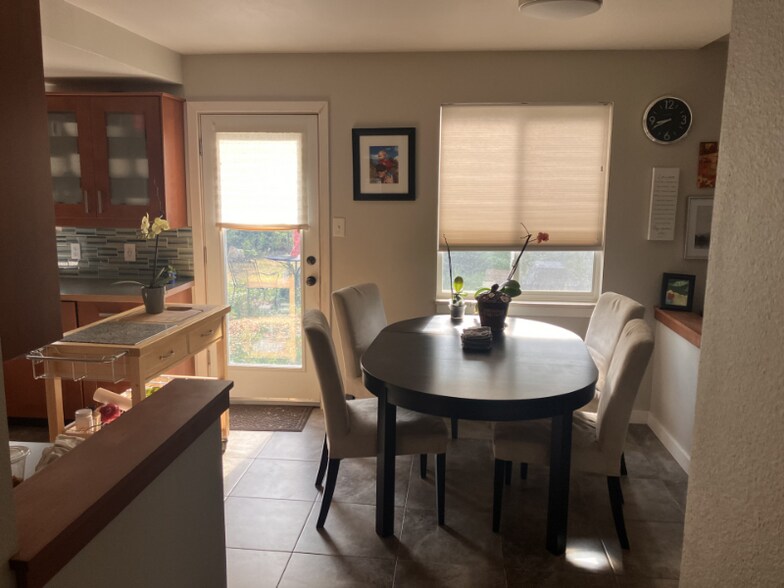 Building Photo - 6852 S High St