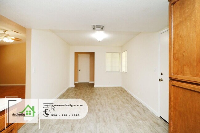 Building Photo - 6822 Creekside St