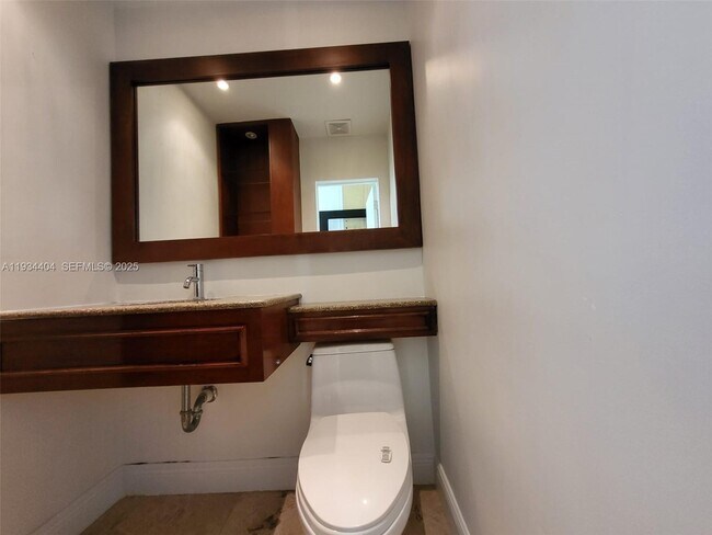 Building Photo - 825 Cremona Ave