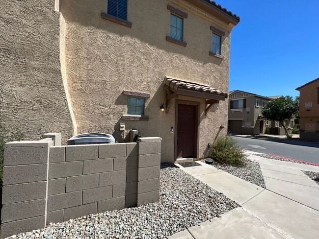 Building Photo - HALF OFF FIRST MONTHS RENT SPECIAL!