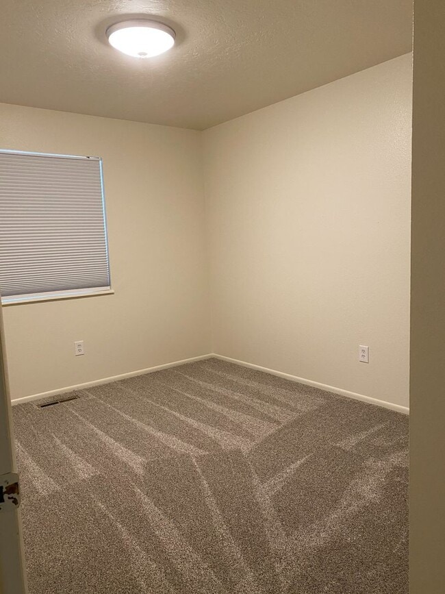 Building Photo - Half off of first months rent if a lease is signed before February 28th! 3 BED // 2 BATH HOME WIT...