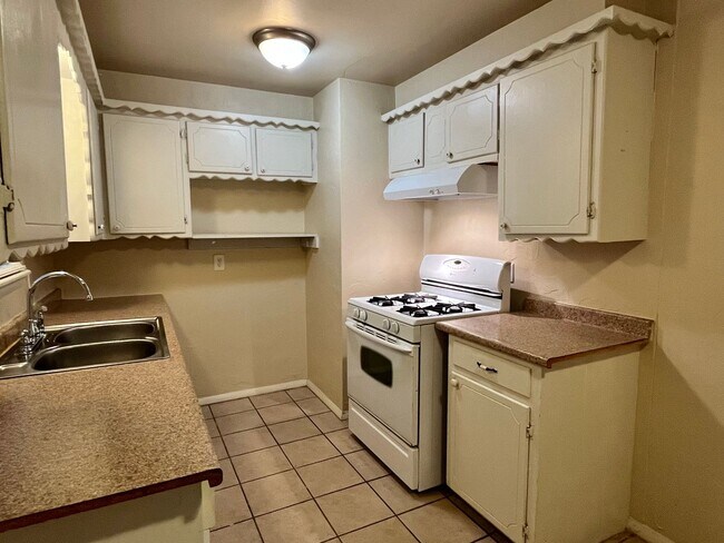 Building Photo - Charming Moore Home with Big Backyard!