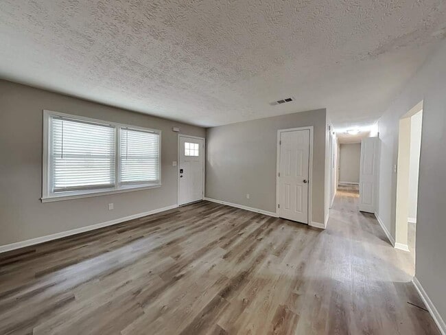 Building Photo - 415 Plainville Dr SW