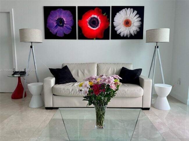 Building Photo - 950 Brickell Bay Dr