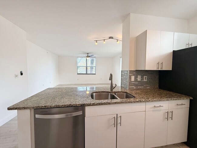 Building Photo - 630 S Sapodilla Ave