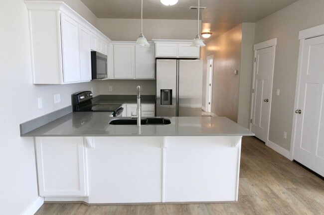 Building Photo - Lovely Top Level Condo For Rent