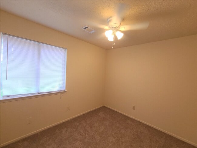 Building Photo - 11166 Thunderhaven Dr