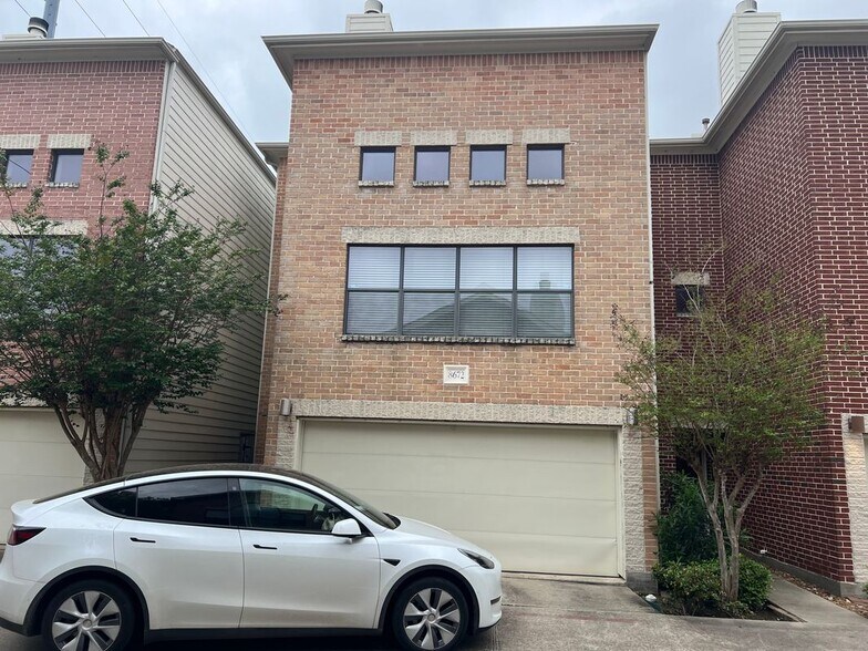 Primary Photo - 8672 Meadowcroft Dr