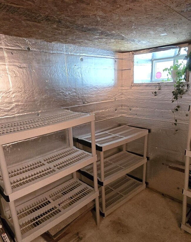 Building Photo - 3-Bedroom, 2-Bathroom in Brewers Hill