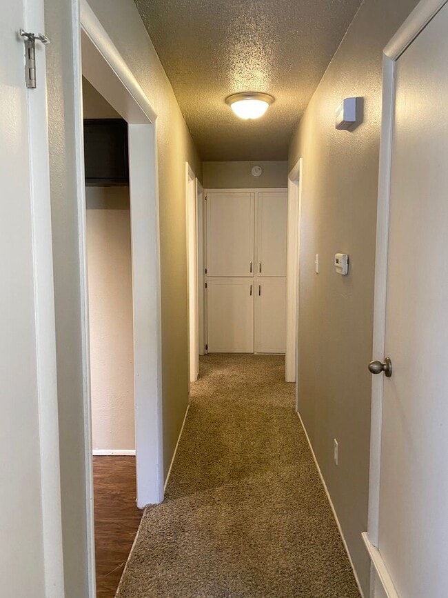 Building Photo - Available Now!  Darling Edmond Rental!