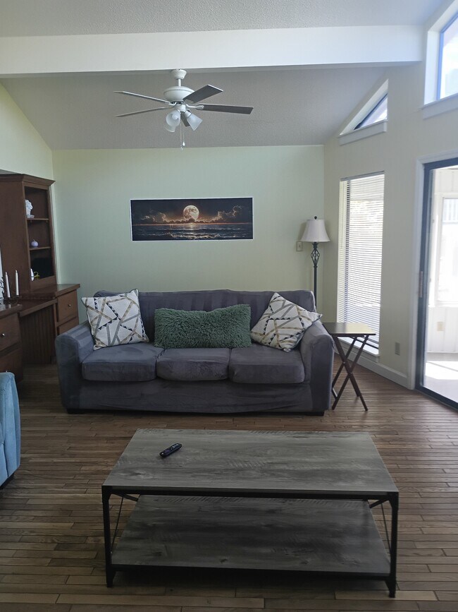 Building Photo - 111 S Oak Ct