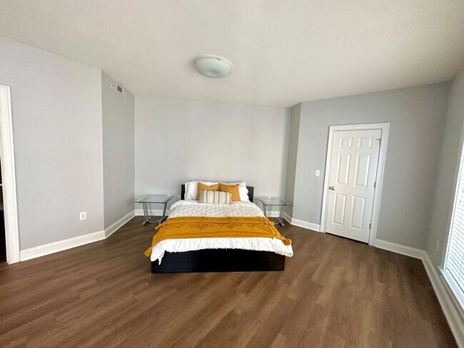 Building Photo - Upscale 2 bedroom/2 bathroom Condo in uptown Charlotte, Short Walk to Bank Of America Stadium